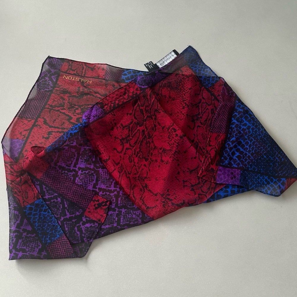 Beautiful Vintage Halston 100% Silk Square Scarf - Picture 4 of 4